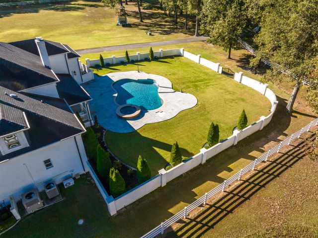 135 Windy City Rd, Jackson, TN 38305