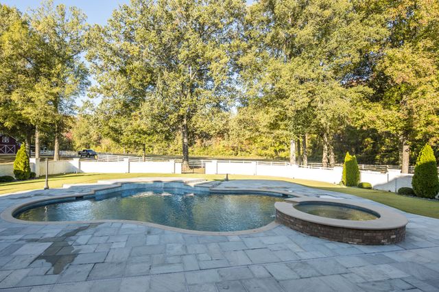 135 Windy City Rd, Jackson, TN 38305