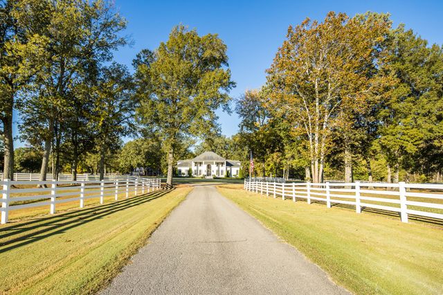 135 Windy City Rd, Jackson, TN 38305