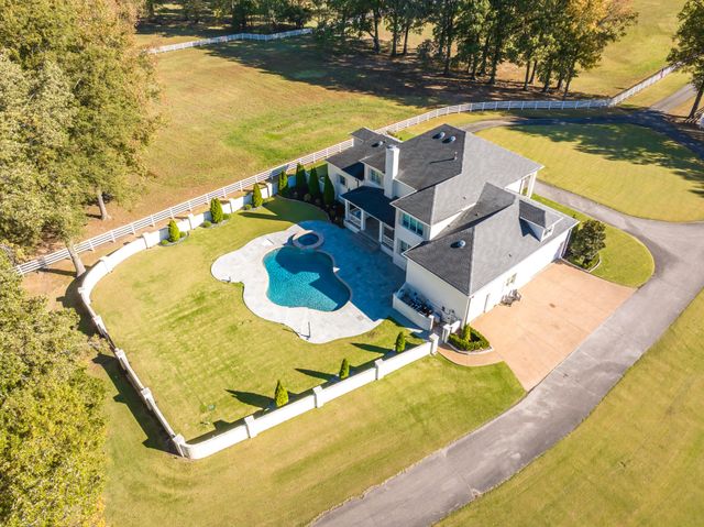 135 Windy City Rd, Jackson, TN 38305