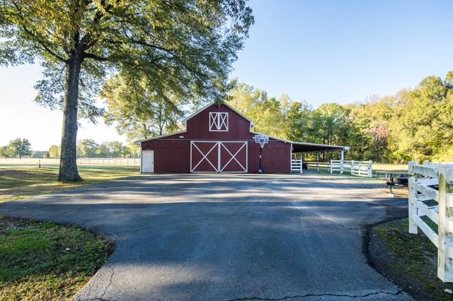 135 Windy City Rd, Jackson, TN 38305