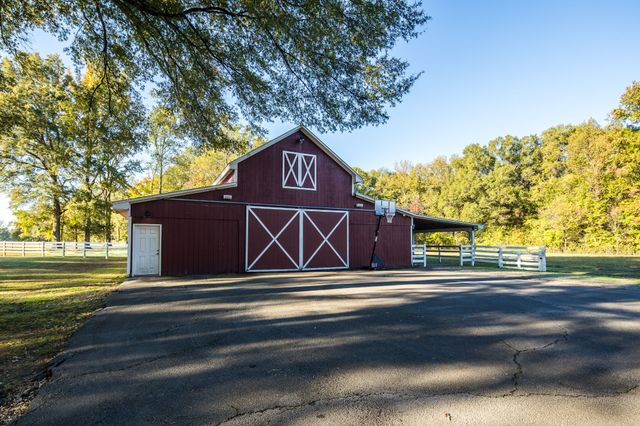 135 Windy City Rd, Jackson, TN 38305