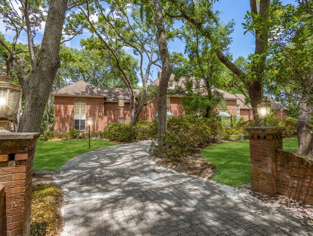 Image 91 of property listing at 2124 LAURENCE DRIVE, Clearwater, FL 33764