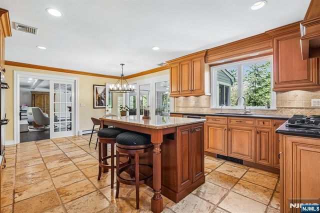 372 Lakeview Drive, Wyckoff, NJ 07481