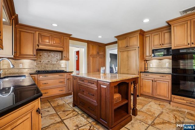 372 Lakeview Drive, Wyckoff, NJ 07481