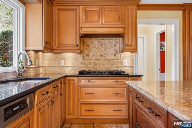 372 Lakeview Drive, Wyckoff, NJ 07481