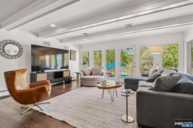 372 Lakeview Drive, Wyckoff, NJ 07481