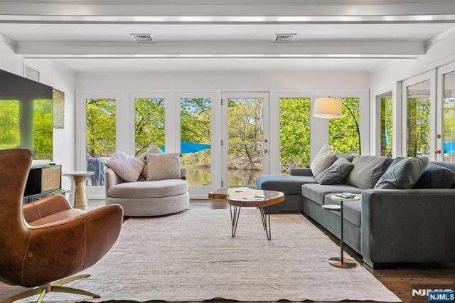 372 Lakeview Drive, Wyckoff, NJ 07481