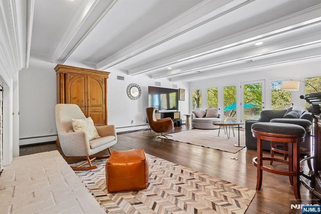 372 Lakeview Drive, Wyckoff, NJ 07481