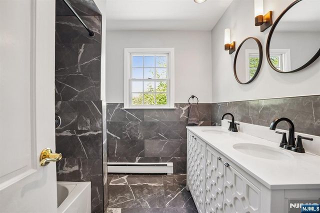 372 Lakeview Drive, Wyckoff, NJ 07481