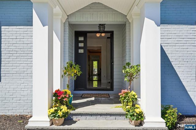 372 Lakeview Drive, Wyckoff, NJ 07481