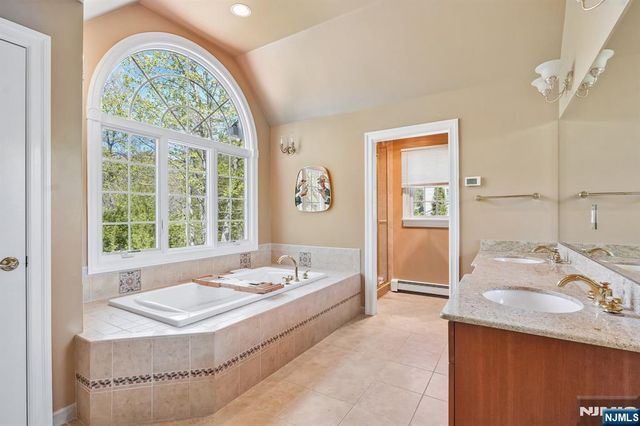 372 Lakeview Drive, Wyckoff, NJ 07481
