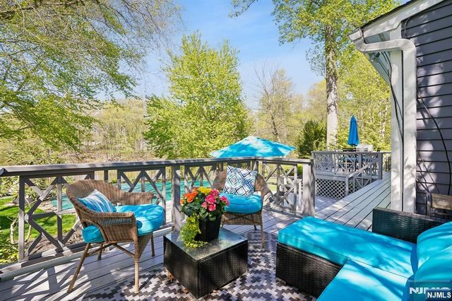 372 Lakeview Drive, Wyckoff, NJ 07481
