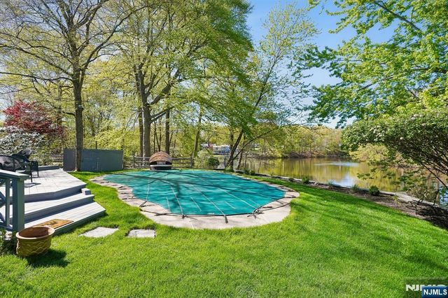 372 Lakeview Drive, Wyckoff, NJ 07481