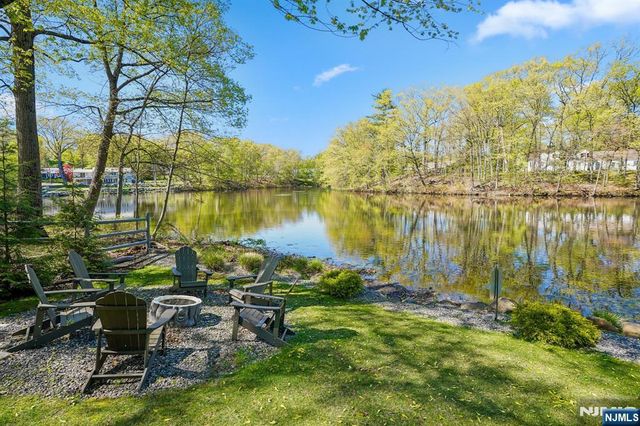 372 Lakeview Drive, Wyckoff, NJ 07481
