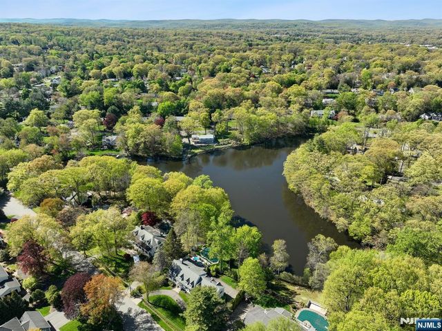 372 Lakeview Drive, Wyckoff, NJ 07481