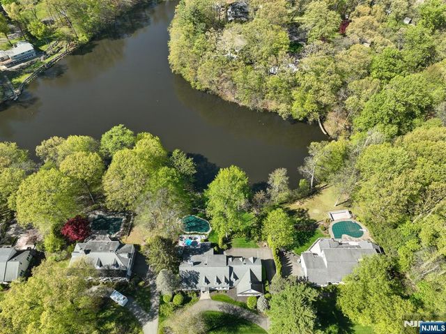 372 Lakeview Drive, Wyckoff, NJ 07481