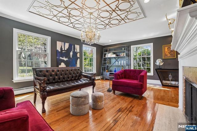 372 Lakeview Drive, Wyckoff, NJ 07481