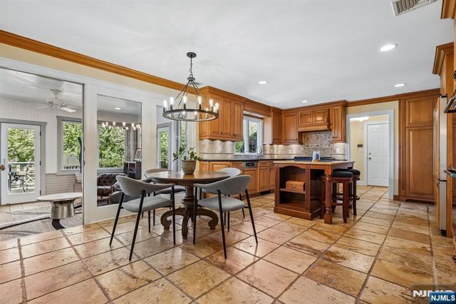 372 Lakeview Drive, Wyckoff, NJ 07481