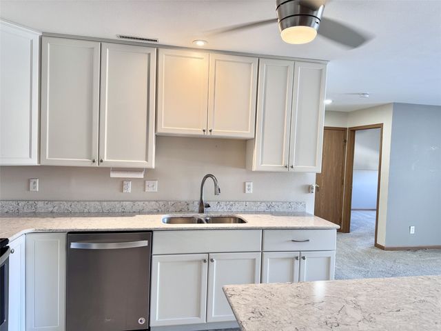 6410 Creekside Drive NE 2, Cedar Rapids, IA 52402