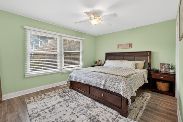 870 W Pine Avenue, Roselle, IL 60172
