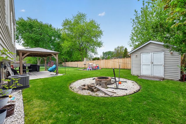 870 W Pine Avenue, Roselle, IL 60172