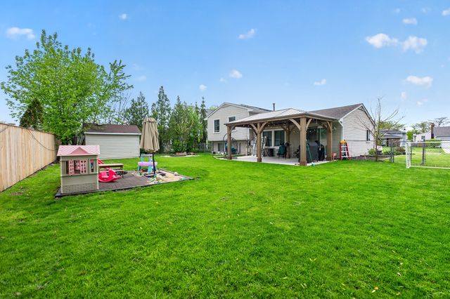 870 W Pine Avenue, Roselle, IL 60172