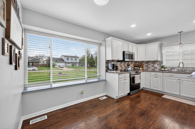 870 W Pine Avenue, Roselle, IL 60172