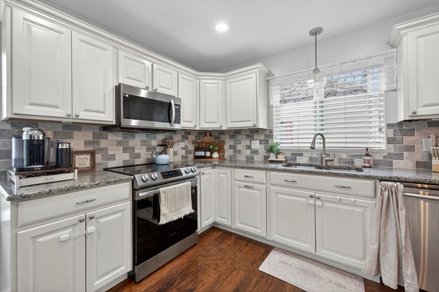 870 W Pine Avenue, Roselle, IL 60172