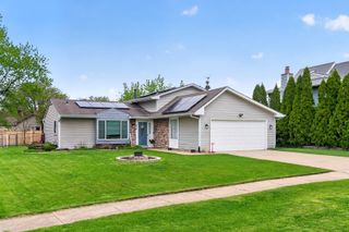 870 W Pine Avenue, Roselle, IL 60172