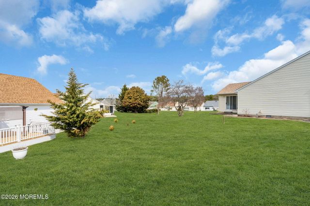 11 Sandhurst Court, Toms River, NJ 08757