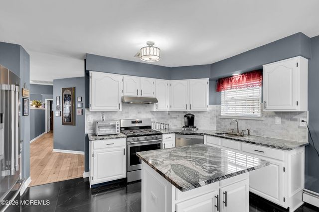 11 Sandhurst Court, Toms River, NJ 08757