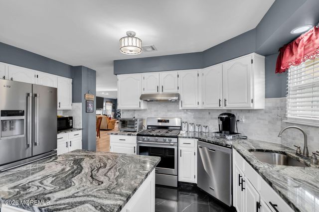 11 Sandhurst Court, Toms River, NJ 08757