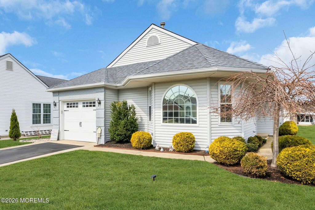 11 Sandhurst Court, Toms River, NJ 08757