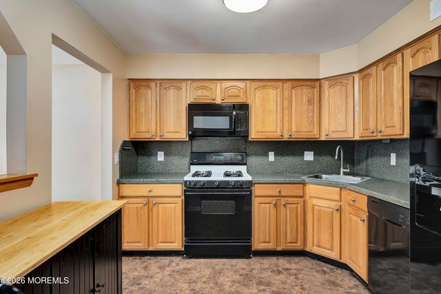 4 Osprey Court, Howell, NJ 07731