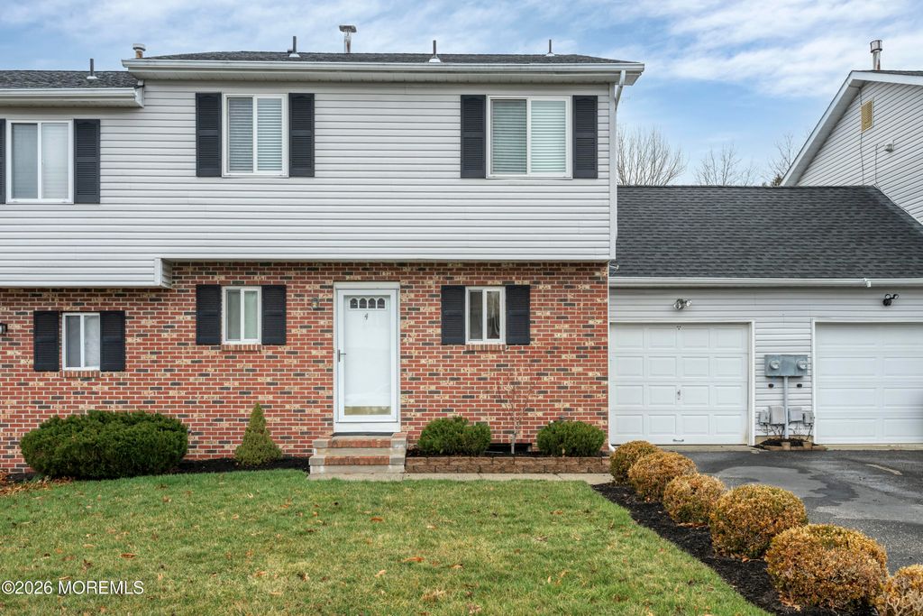 4 Osprey Court, Howell, NJ 07731