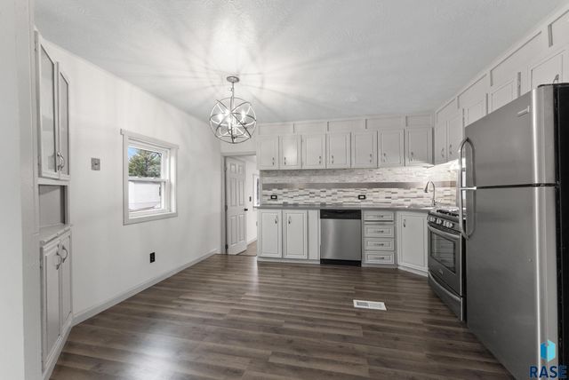 808 S Beta Pl Place, Sioux Falls, SD 67106