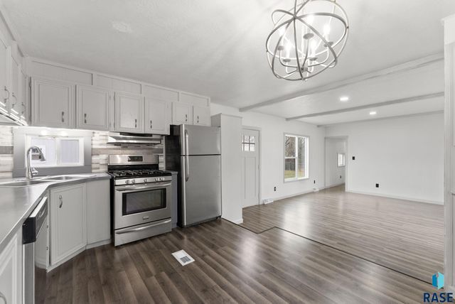 808 S Beta Pl Place, Sioux Falls, SD 67106