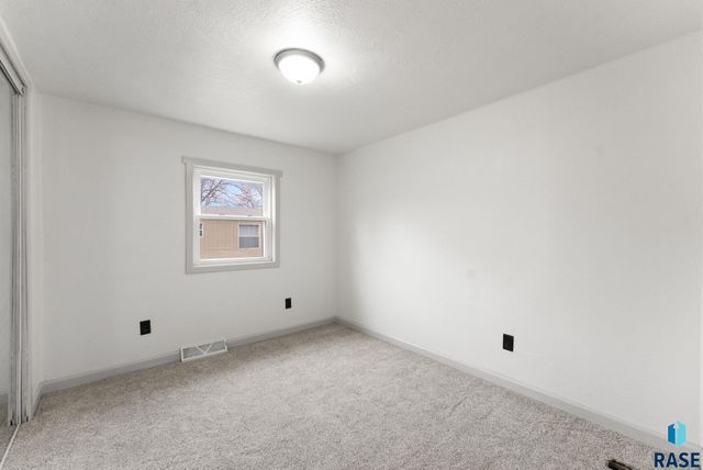 808 S Beta Pl Place, Sioux Falls, SD 67106