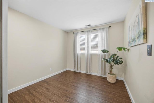 118 S 23rd Place, Kennewick, WA 99337