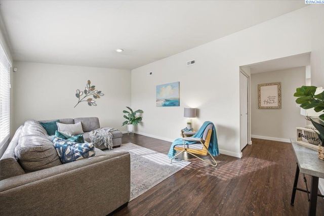 118 S 23rd Place, Kennewick, WA 99337