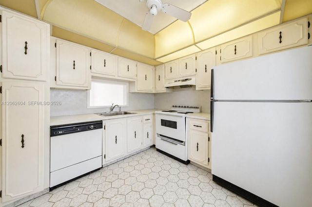 206 SE 10th St 203, Dania Beach, FL 33004