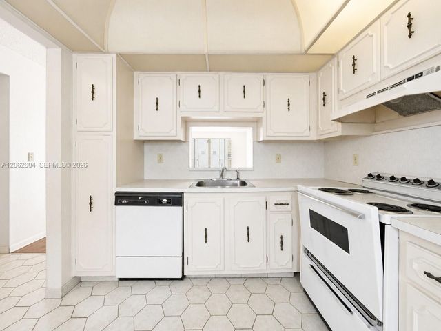 206 SE 10th St 203, Dania Beach, FL 33004