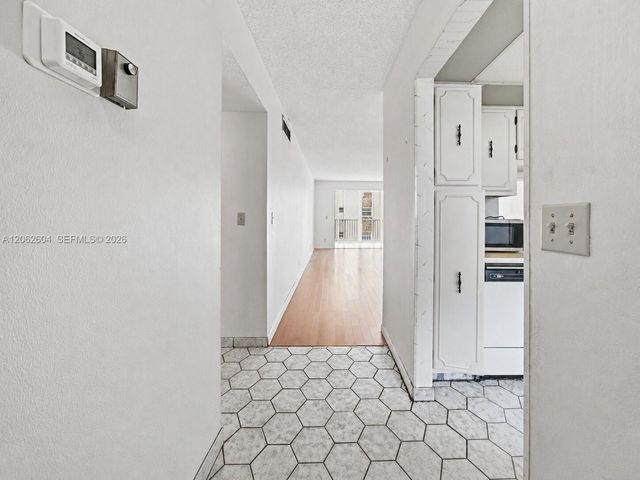 206 SE 10th St 203, Dania Beach, FL 33004