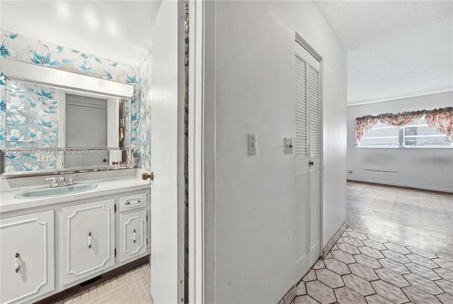 206 SE 10th St 203, Dania Beach, FL 33004