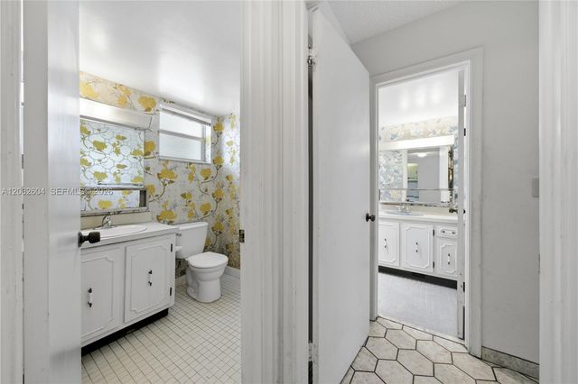 206 SE 10th St 203, Dania Beach, FL 33004