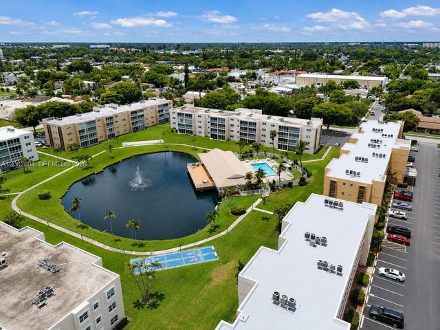 206 SE 10th St 203, Dania Beach, FL 33004