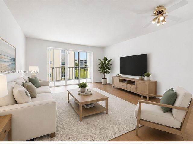 206 SE 10th St 203, Dania Beach, FL 33004