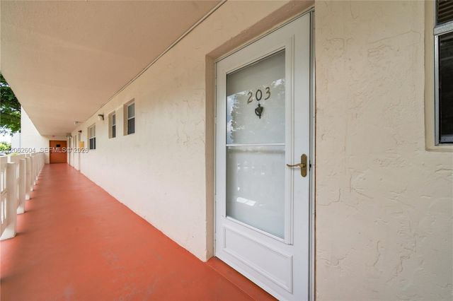 206 SE 10th St 203, Dania Beach, FL 33004