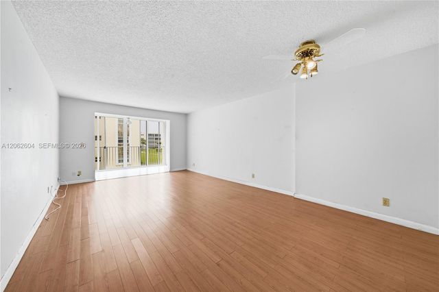 206 SE 10th St 203, Dania Beach, FL 33004